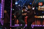 Ranbir Kapoor on the sets of Jhalak Dikhlaa Jaa Season 6 Semi Final on 3rd Sept 2013 (108).JPG